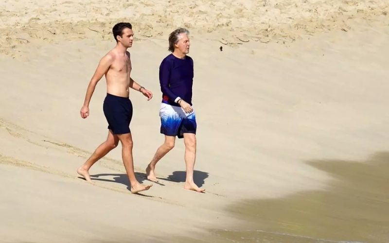  Paul McCartney curte praia no Caribe