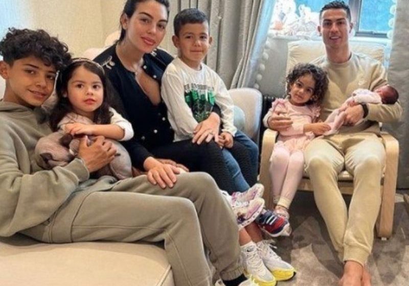  Cristiano Ronaldo posta foto com filha recém-nascida