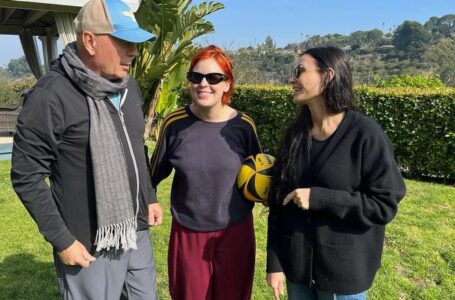 Demi Moore compartilha foto com Bruce Willis e filha